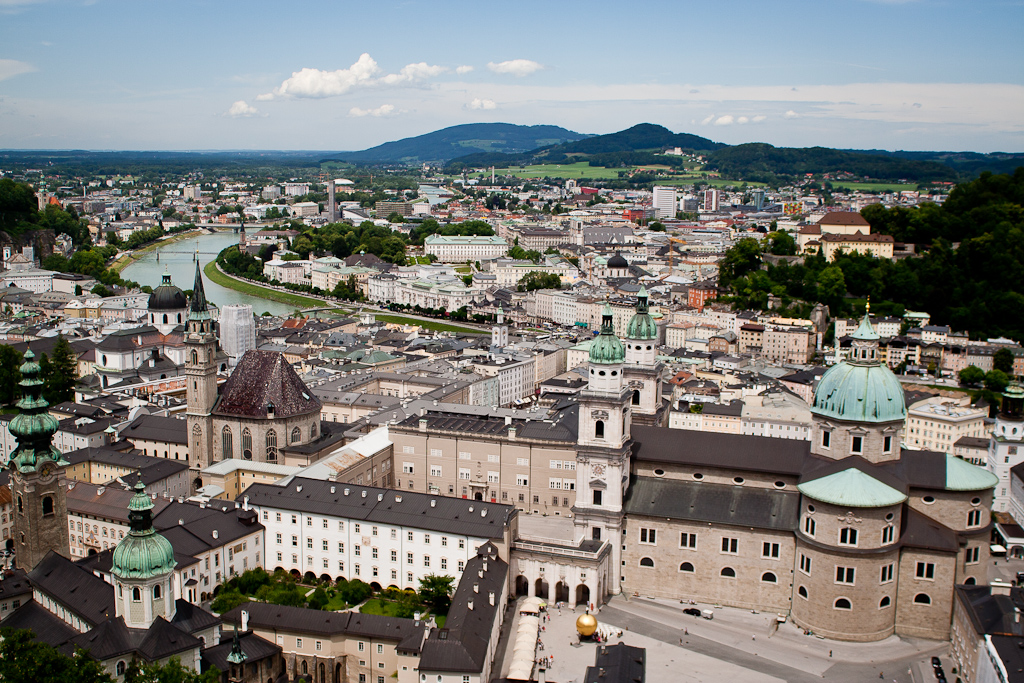 Salzbourg - Vue en plongée depuis la cour extérieure qui nous accueille à la sortie du funiculaire.