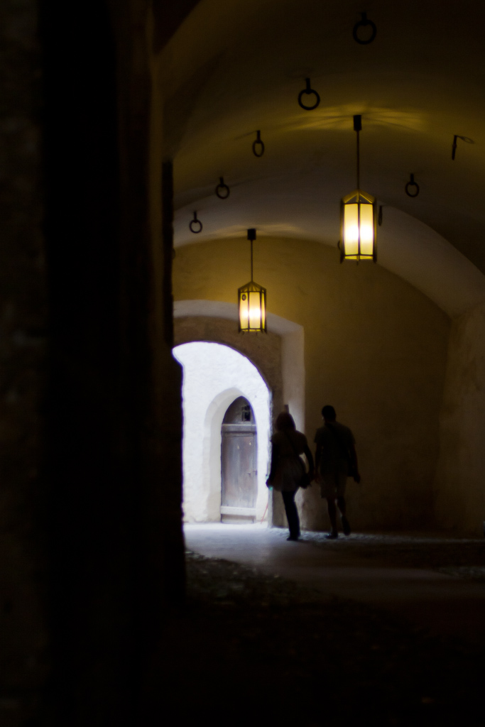 Forteresse Hohensalzburg - Passage en clair obscure. C'est dans ce passage que l'on trouve la porte qui mène au petit musée des marionnettes.