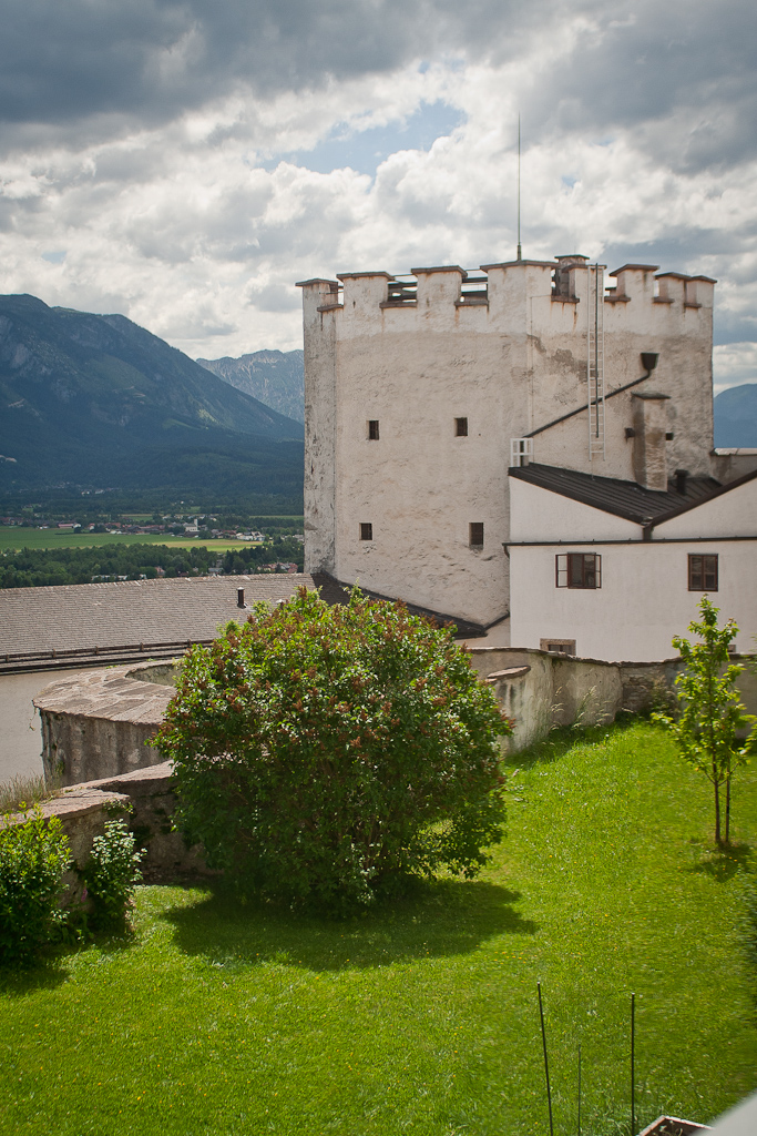 Forteresse Hohensalzburg - Vision d'une partie de la forteresse depuis une autre fenêtre. ( ... à droite)