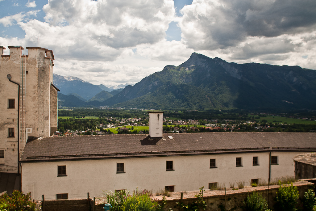 Salzbourg - panorama. - Tentative de vue d'ensemble ; forteresse et montagnes.
