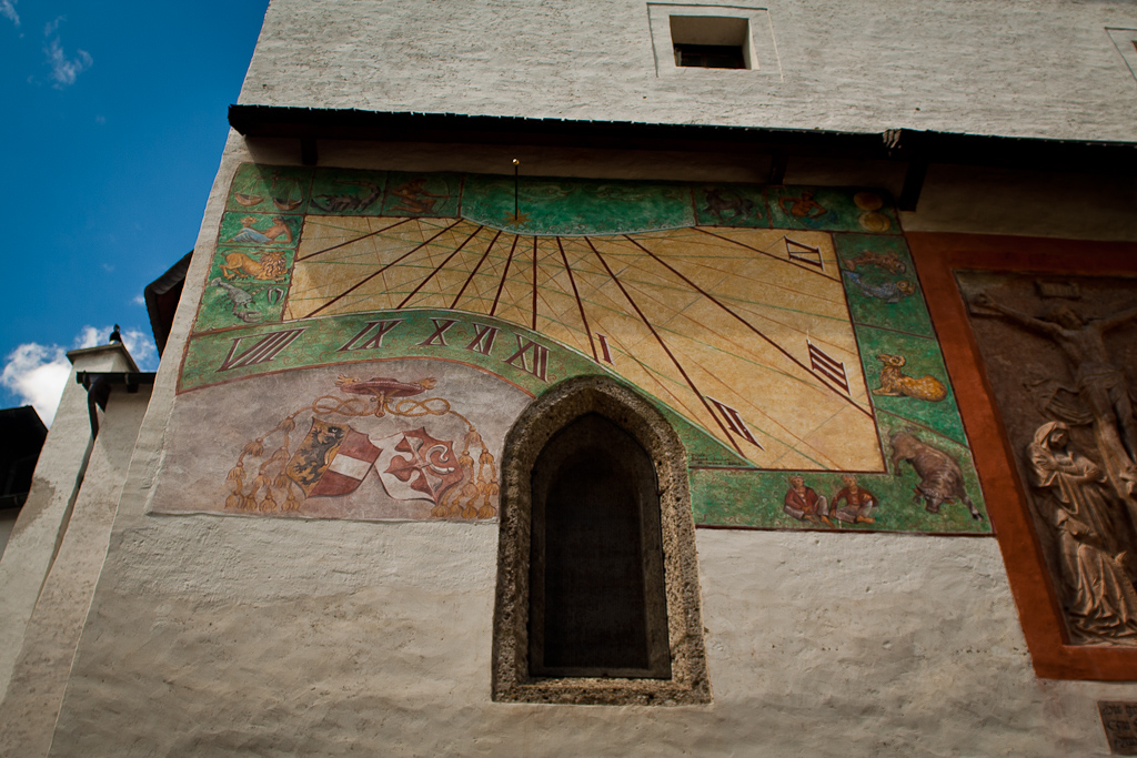 Forteresse Hohensalzburg - Un cadran solaire mal placé. L'ombre du batiment empêche la lecture du cadran.