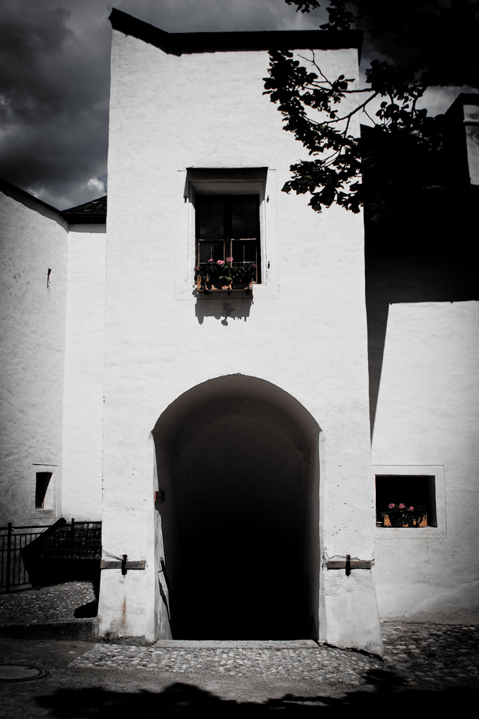 Forteresse Hohensalzburg - Cour intérieure - Côté escalier. Le porche donne en effet accès à un escalier qui mène.. beh, je ne sais pas où.
