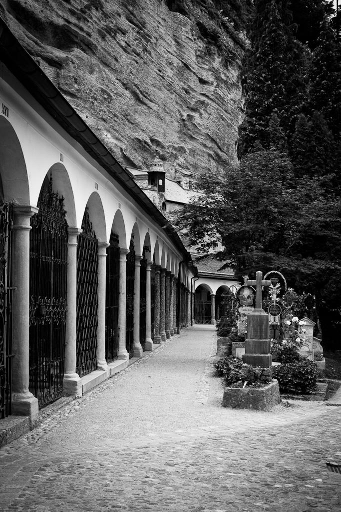Le cimetière St Pierre. - un coup d'oeil en passant devant les grilles...