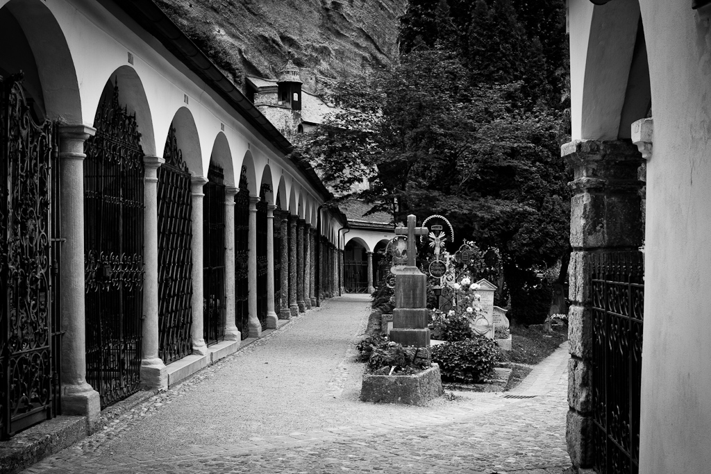 Le cimetière St Pierre. - un second coup d'oeil en passant devant les grilles...