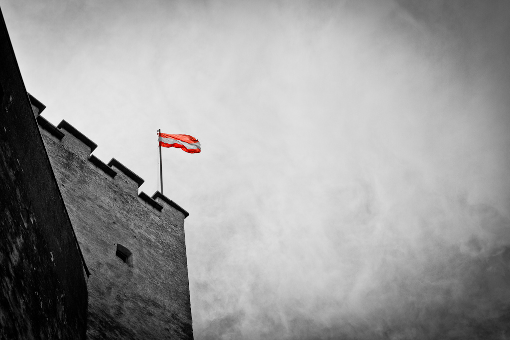 Forteresse Hohensalzburg - Drapeau autrichien flottant au vent...