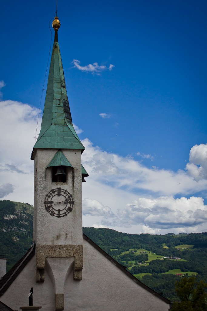 Forteresse Hohensalzburg - Premier aperçu de l'Eglise de la forteresse depuis une fenêtre de la salle des armes.