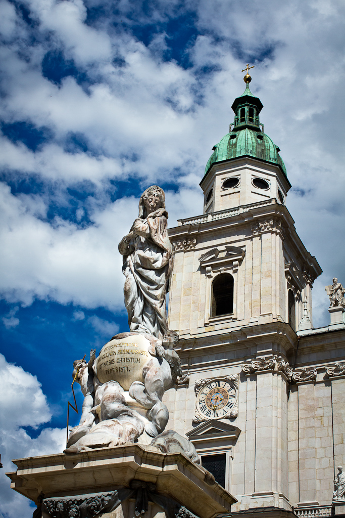 Salzbourg - Salzburger Dom - Cathédrale de Salzburg - Facade - statue de la madonne en premier plan.