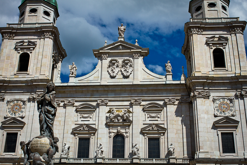 Salzbourg - Salzburger Dom - Cathédrale de Salzburg - Facade - statue de la madonne en premier plan.