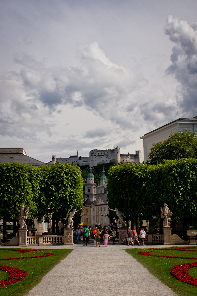 Salzbourg - Allée centrale du Mirabell Park, avec, les tours de la cathédrale et la forteresse.