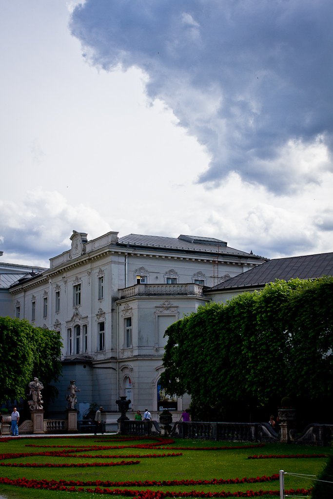 Salzbourg - Schloss Mirabell. Le château Mirabelle et ses parterres.