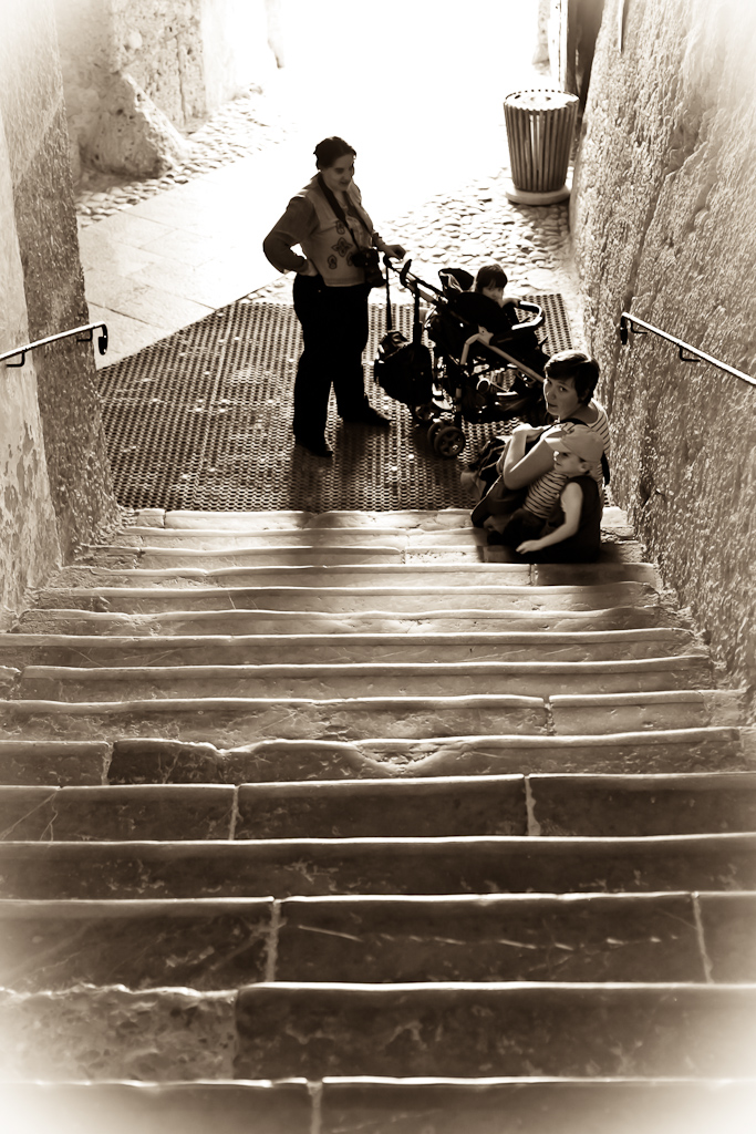 L'attente au bas des marches.