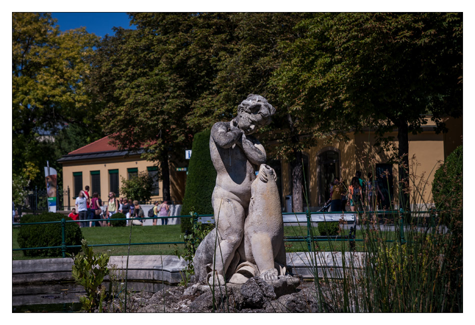 http://fredetsev.eu/imagespourblog/apnmaman_zoo_vienne_statuefontaine.jpg