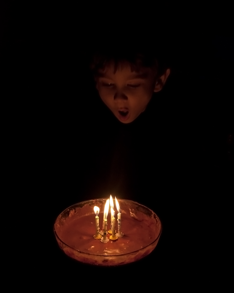 http://fredetsev.eu/imagespourblog/arthur_6ans_bougiesmaison_01.jpg