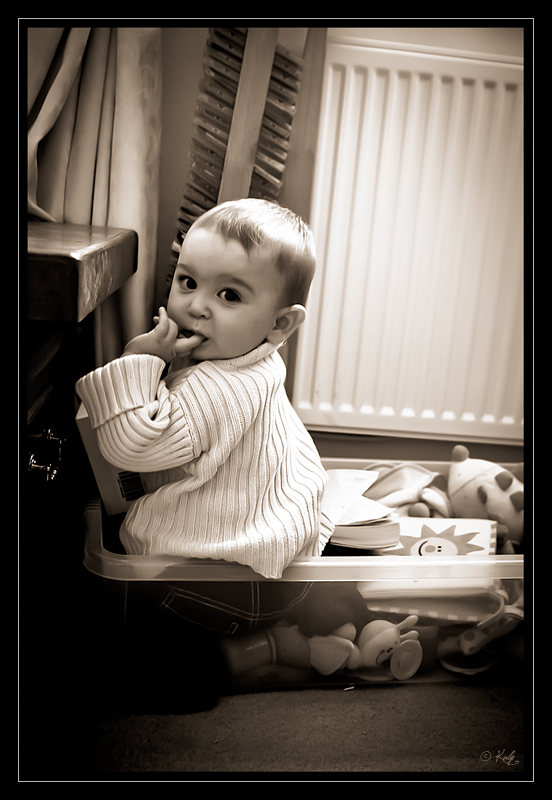 http://fredetsev.eu/imagespourblog/arthur_caisse_jouet.jpg