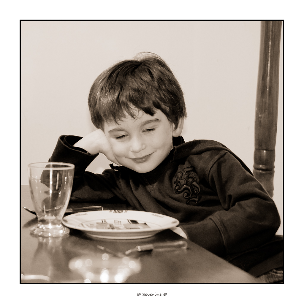 http://fredetsev.eu/imagespourblog/arthur_dort_devantassiette.jpg