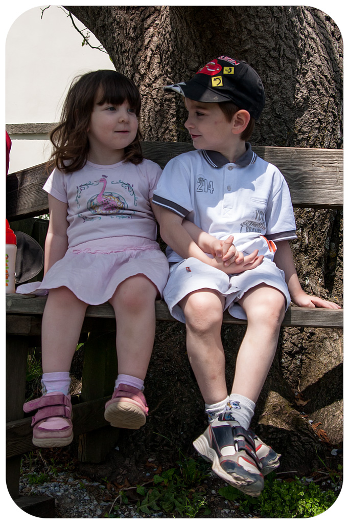 http://fredetsev.eu/imagespourblog/arthur_elizabeth_mainsmains_02.jpg