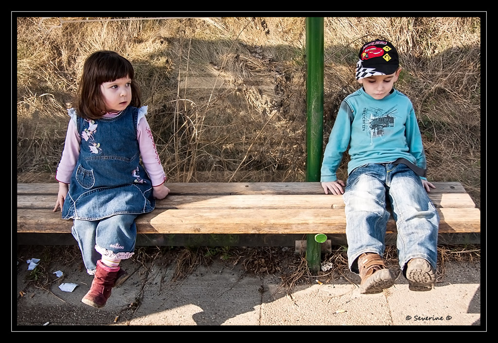 http://fredetsev.eu/imagespourblog/enfants_attendent_bus.jpg