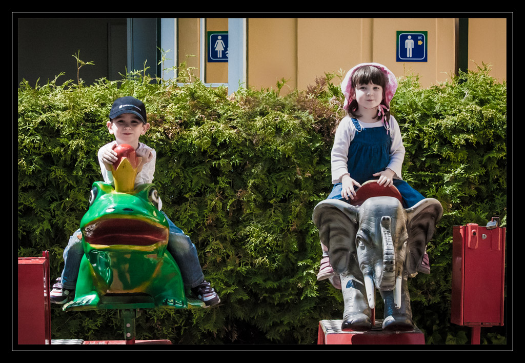 http://fredetsev.eu/imagespourblog/enfants_grenouille_elephant