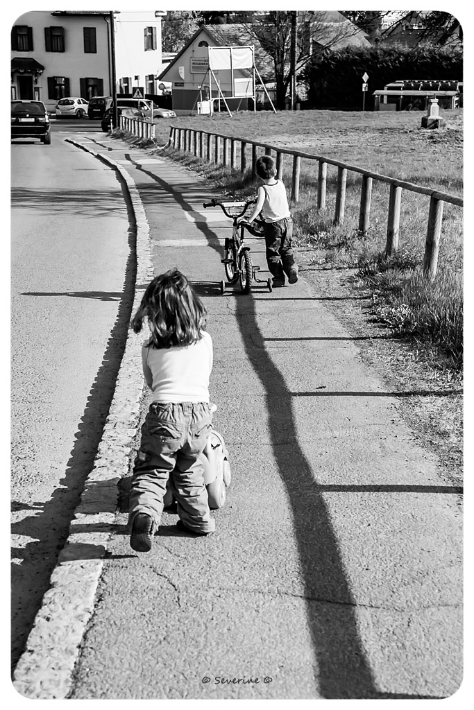 http://fredetsev.eu/imagespourblog/enfants_promenade_02.jpg