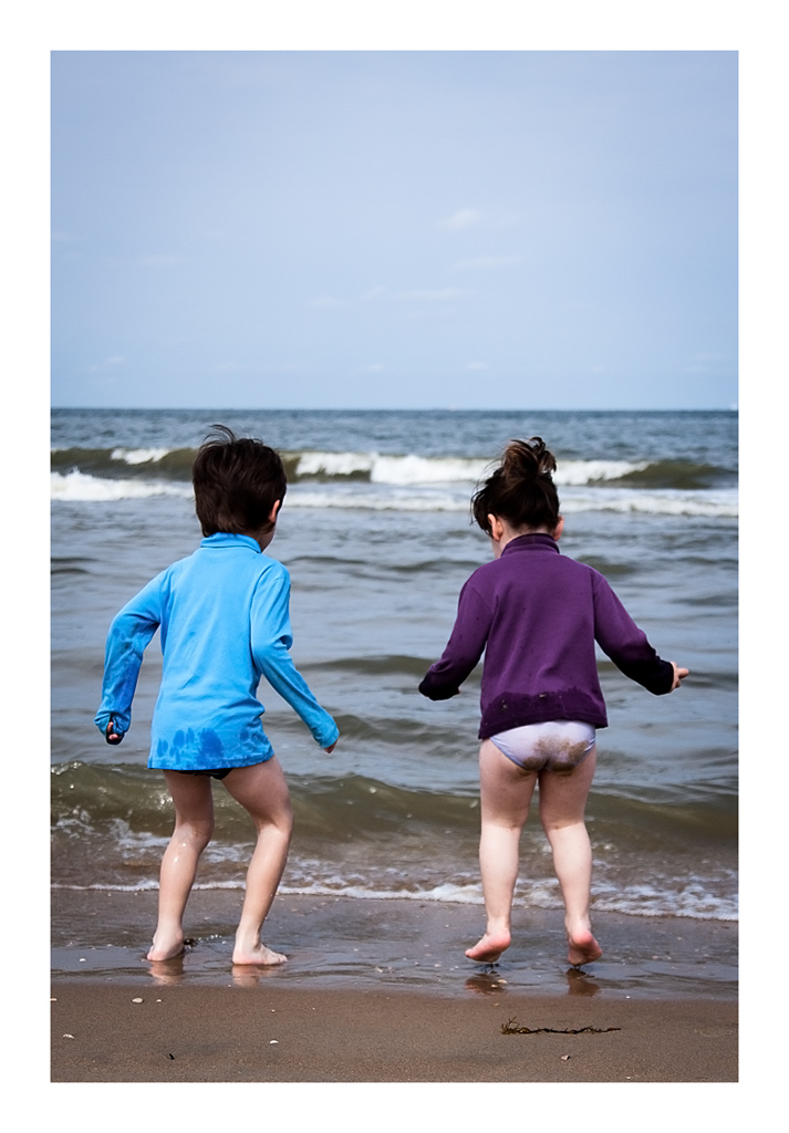 http://fredetsev.eu/imagespourblog/scheveningen_enfants_sautevague_01.jpg