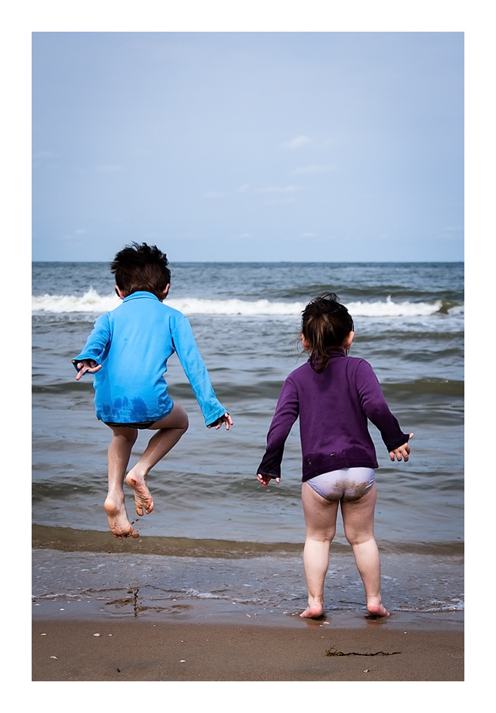 http://fredetsev.eu/imagespourblog/scheveningen_enfants_sautevague_02.jpg